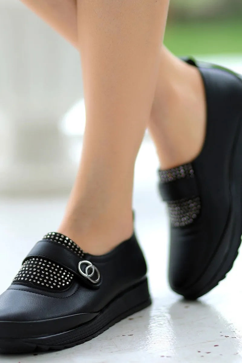 Co- amma siyah cilt boncuk detaylı spor ayakkabı